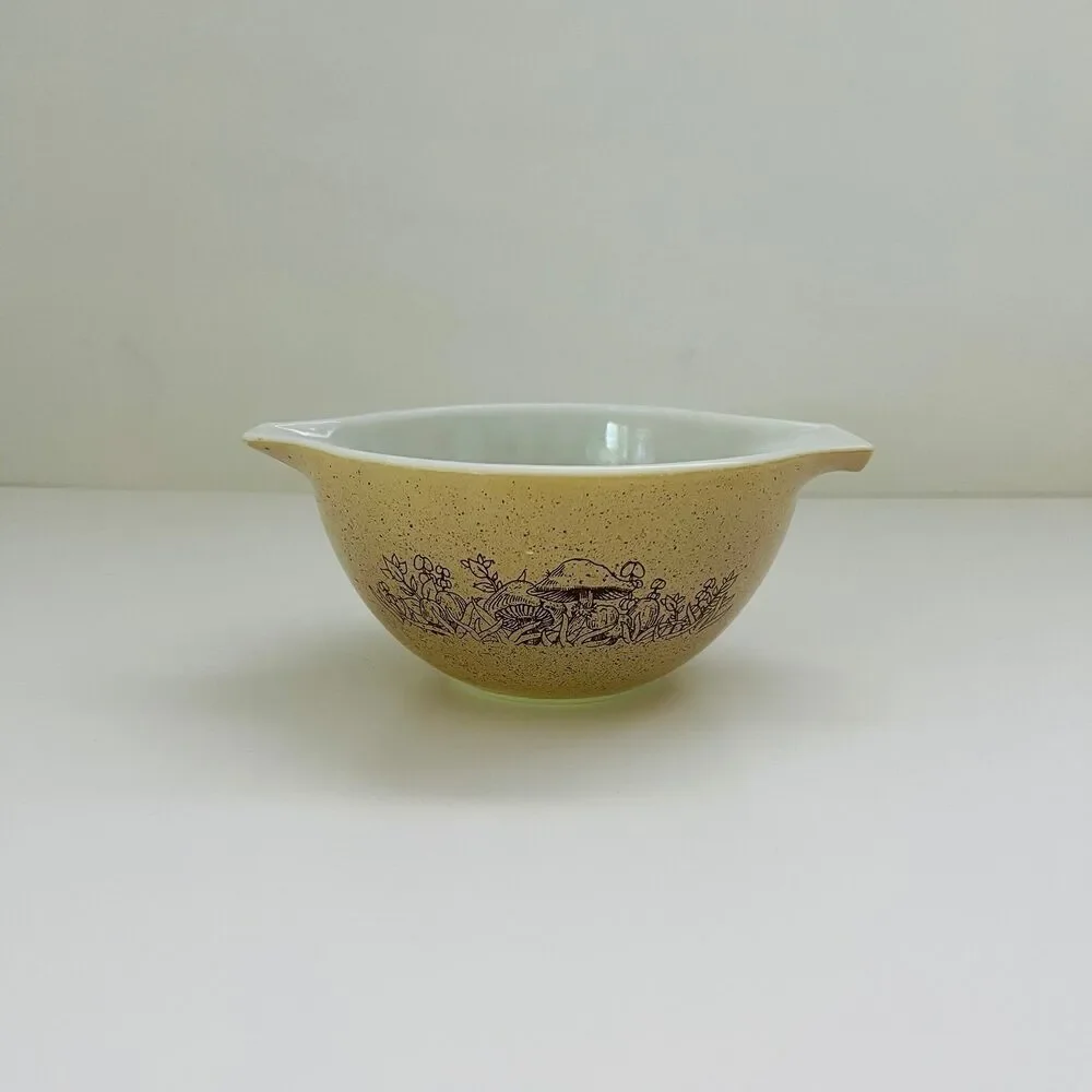 PYREX Beige Brown Mushrooms Forest Fancies 441 Cinderella Mixing Bowl 1.5 Pt